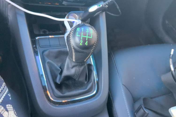 Used Volkswagen Sagitar 2015 230TSI Manual Comfort Version Gear Lever