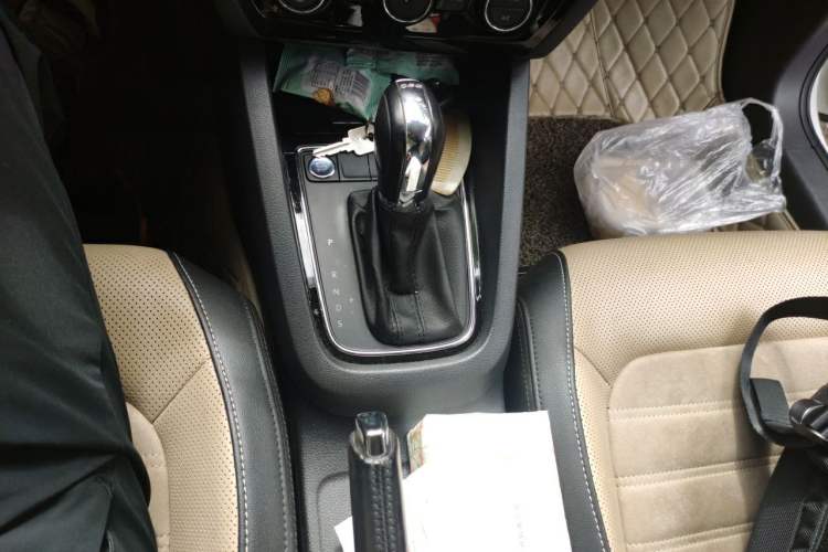 Used Volkswagen Sagitar 2015 230TSI Automatic Luxury Model Gear Lever