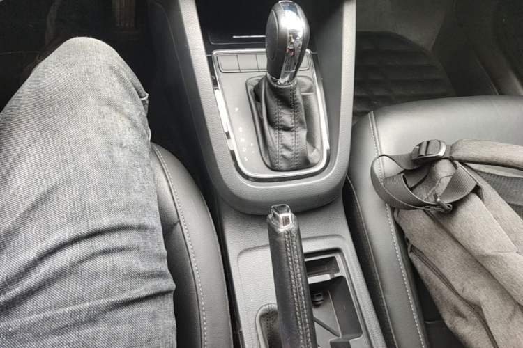 Used Volkswagen Sagitar 2015 1.6L Automatic Comfort Model Gear Lever