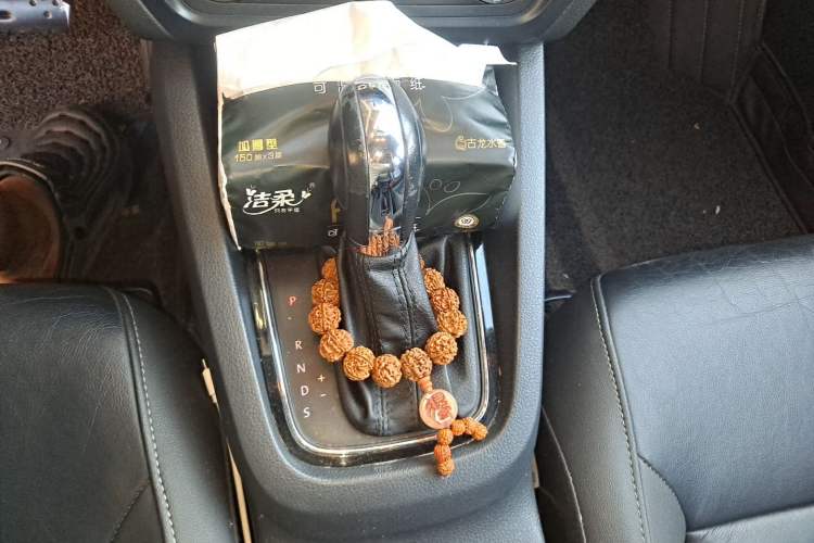 Used Volkswagen Sagitar 2015 230TSI Automatic Comfort Version Gear Lever