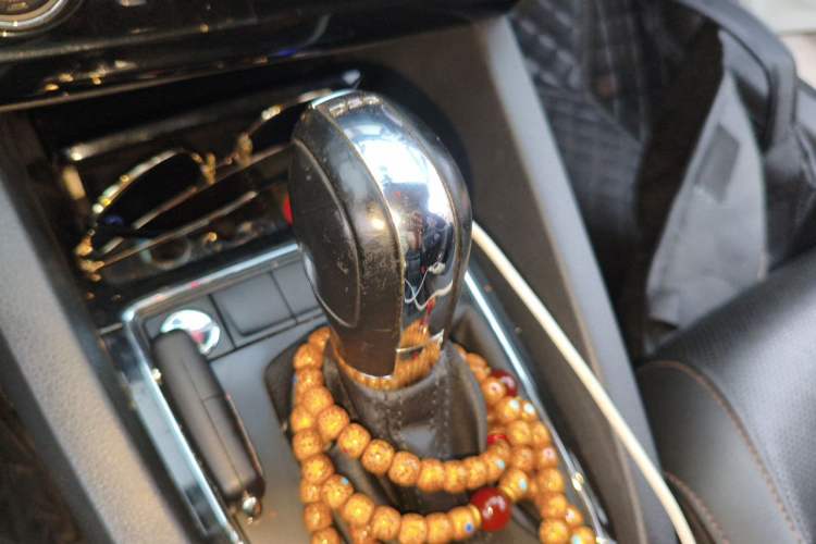 Used Volkswagen Sagitar 2015 230TSI Automatic Luxury Model Gear Lever
