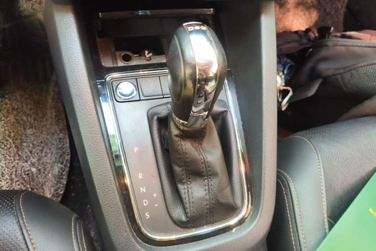 Used Volkswagen Sagitar 2015 230TSI Automatic Luxury Model Gear Lever