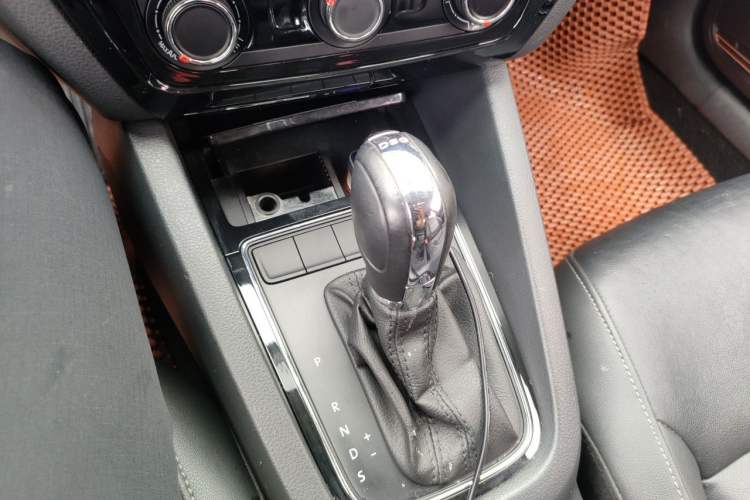 Used Volkswagen Sagitar 2015 230TSI Automatic Comfort Version Gear Lever