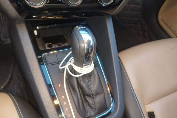 Used Volkswagen Sagitar 2015 230TSI Automatic Comfort Version Gear Lever