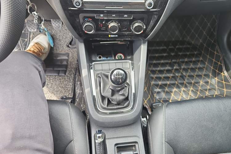 Used Volkswagen Sagitar 2015 1.6L Manual Comfort Model Gear Lever