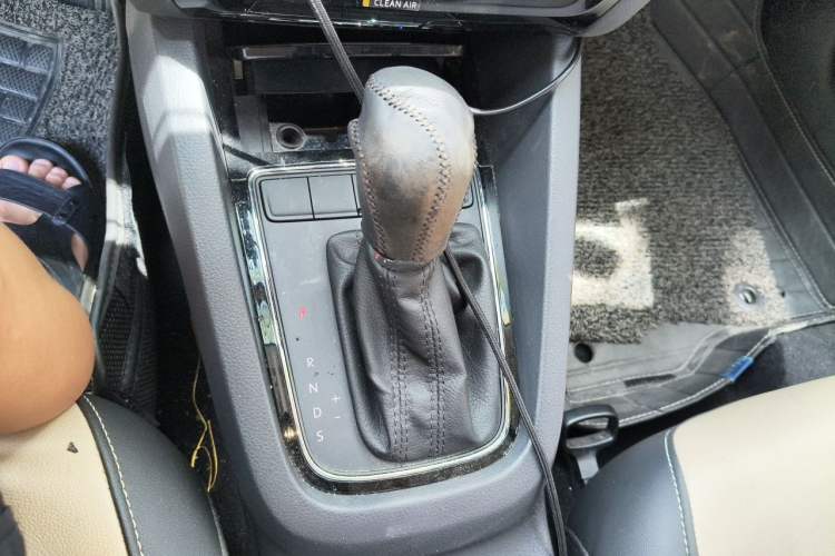 Used Volkswagen Sagitar 2015 1.6L Automatic Comfort Model Gear Lever