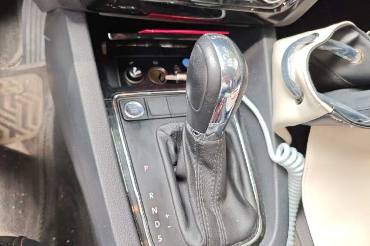 Used Volkswagen Sagitar 2015 230TSI Automatic Luxury Model Gear Lever