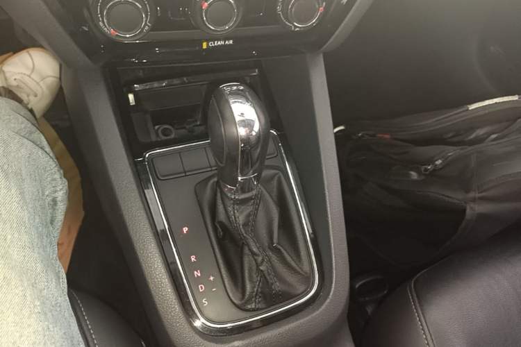 Used Volkswagen Sagitar 2015 230TSI Automatic Comfort Version Gear Lever