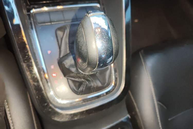 Used Volkswagen Sagitar 2015 1.6L Automatic Comfort Model Gear Lever