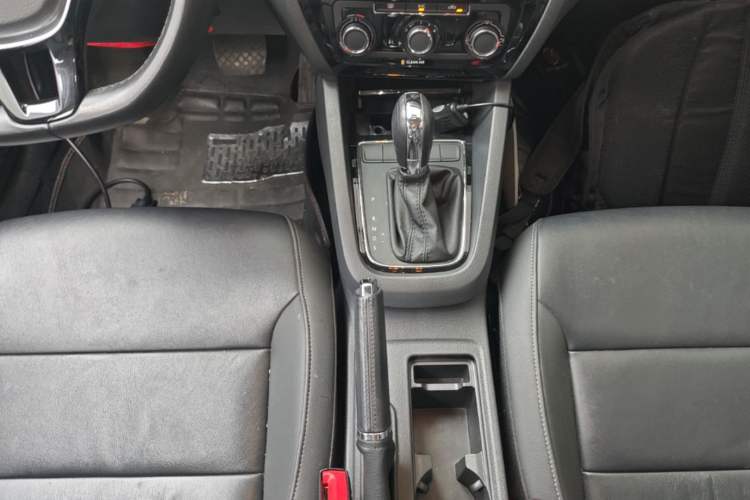 Used Volkswagen Sagitar 2015 1.6L Automatic Comfort Model Gear Lever