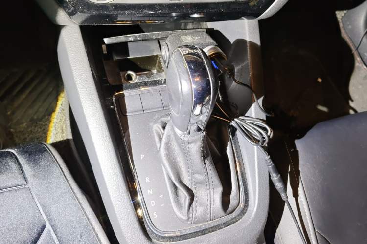 Used Volkswagen Sagitar 2015 230TSI Automatic Comfort Version Gear Lever