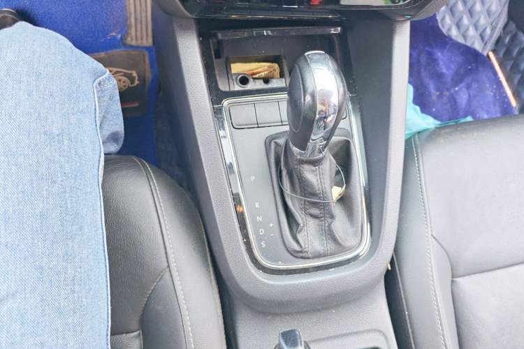 Used Volkswagen Sagitar 2015 1.6L Automatic Comfort Model Gear Lever