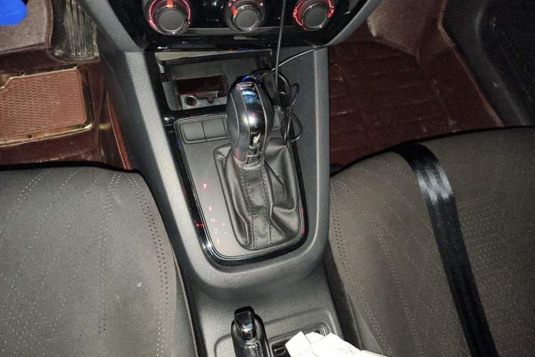 Used Volkswagen Sagitar 2015 1.6L Automatic Comfort Model Gear Lever
