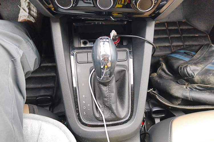 Used Volkswagen Sagitar 2015 230TSI Automatic Comfort Version Gear Lever