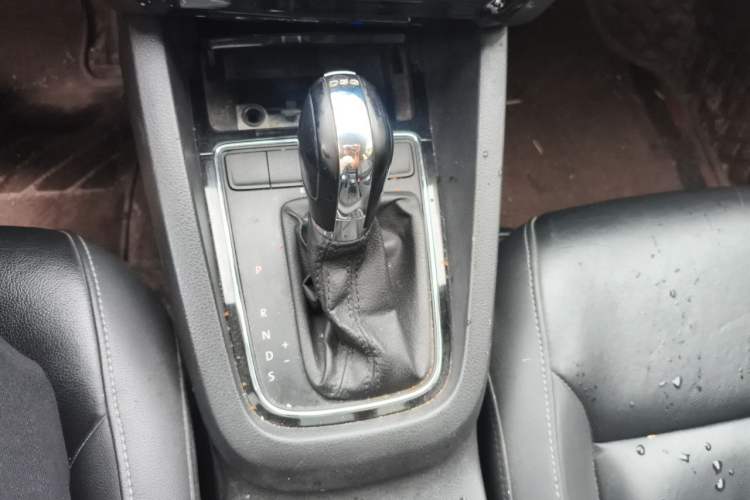Used Volkswagen Sagitar 2015 230TSI Automatic Comfort Version Gear Lever