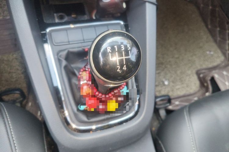 Used Volkswagen Sagitar 2015 230TSI Manual Comfort Version Gear Lever