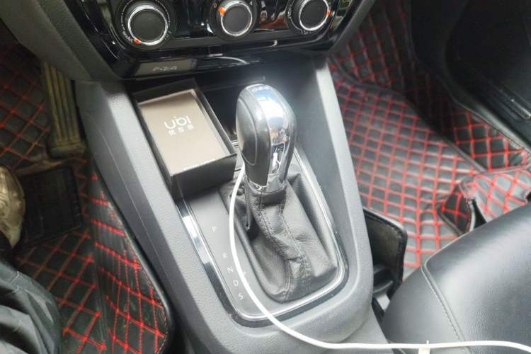 Used Volkswagen Sagitar 2015 230TSI Automatic Comfort Version Gear Lever