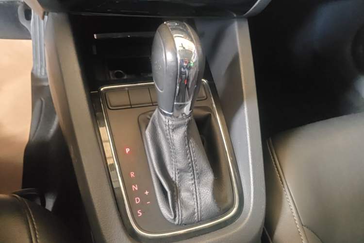 Used Volkswagen Sagitar 2015 1.6L Automatic Comfort Model Gear Lever