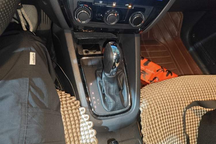 Used Volkswagen Sagitar 2015 1.6L Automatic Comfort Model Gear Lever