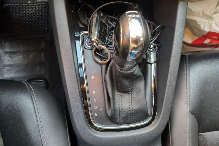 Used Volkswagen Sagitar 2015 230TSI Automatic Comfort Version Gear Lever