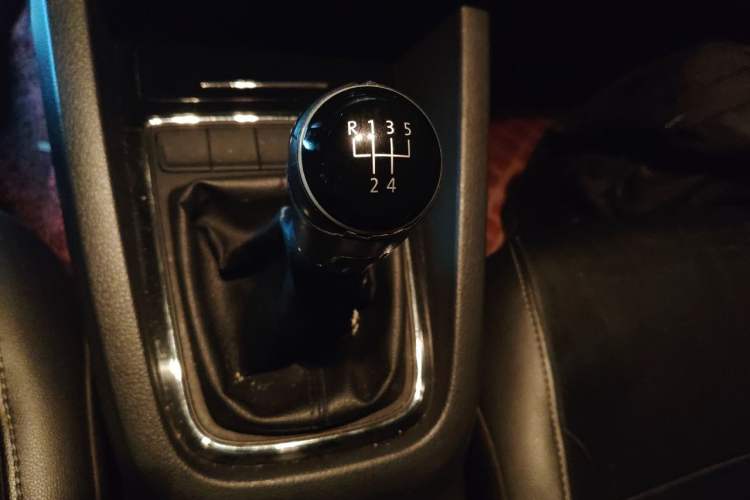 Used Volkswagen Sagitar 2015 1.6L Manual Comfort Model Gear Lever
