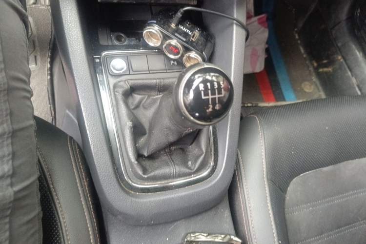 Used Volkswagen Sagitar 2015 230TSI Manual Luxury Edition Gear Lever