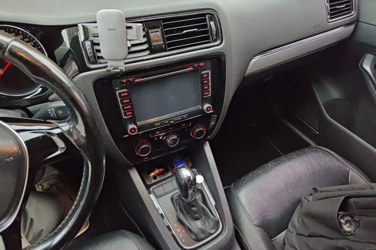 Used Volkswagen Sagitar 2015 1.6L Automatic Comfort Model Gear Lever