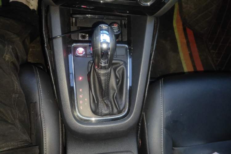 Used Volkswagen Sagitar 2015 1.6L Automatic Comfort Model Gear Lever