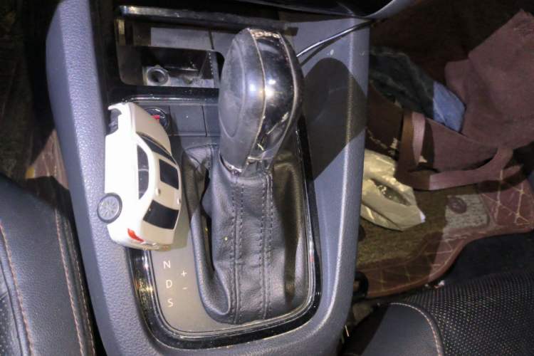 Used Volkswagen Sagitar 2015 230TSI Automatic Luxury Model Gear Lever