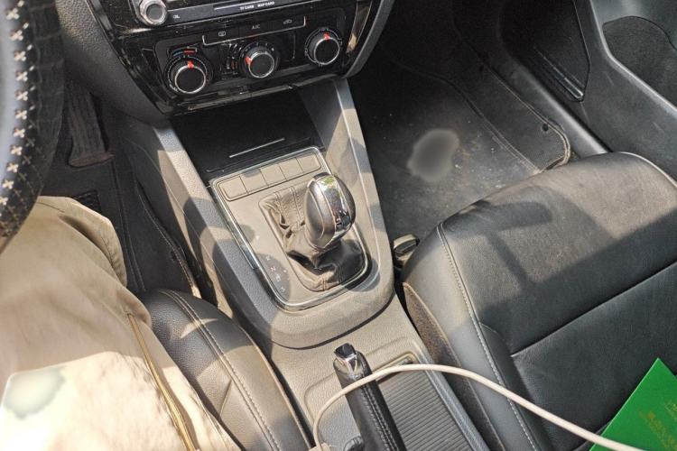 Used Volkswagen Sagitar 2015 230TSI Automatic Comfort Version Gear Lever