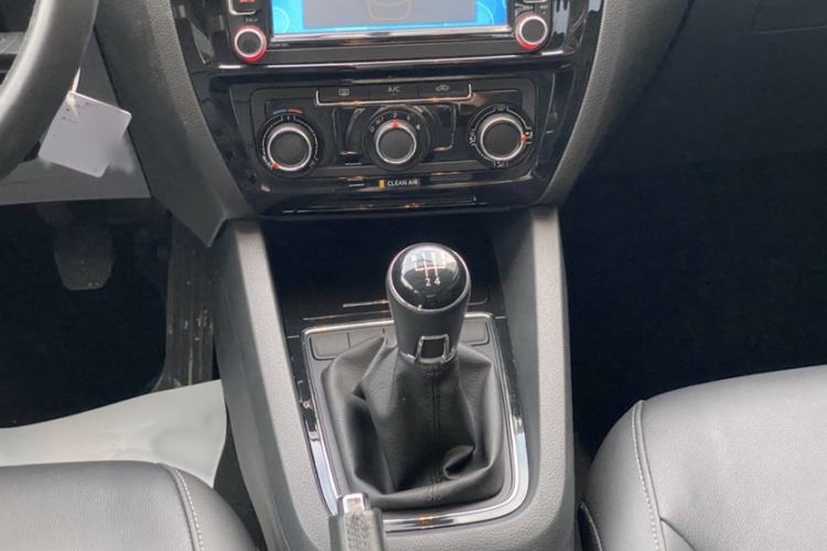 Used Volkswagen Sagitar 2015 1.6L Manual Comfort Model Gear Lever