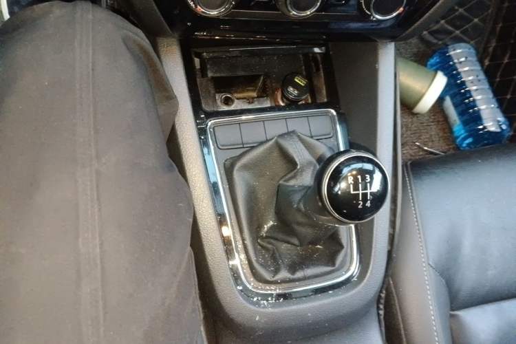 Used Volkswagen Sagitar 2015 1.6L Manual Comfort Model Gear Lever