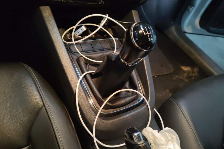 Used Volkswagen Sagitar 2015 230TSI Manual Comfort Version Gear Lever