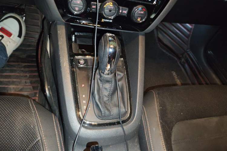 Used Volkswagen Sagitar 2015 230TSI Automatic Luxury Model Gear Lever