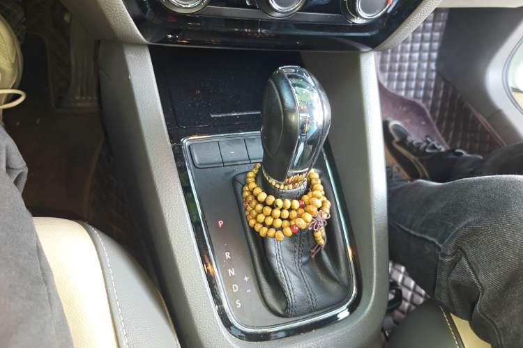 Used Volkswagen Sagitar 2015 1.6L Automatic Comfort Model Gear Lever