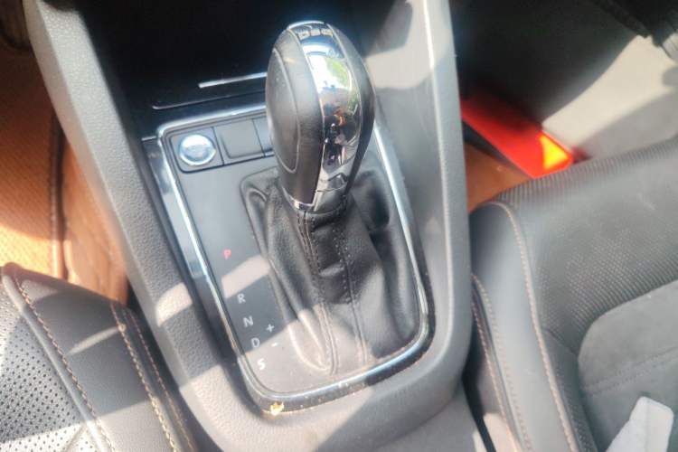 Used Volkswagen Sagitar 2015 280TSI Automatic Flagship Model Gear Lever