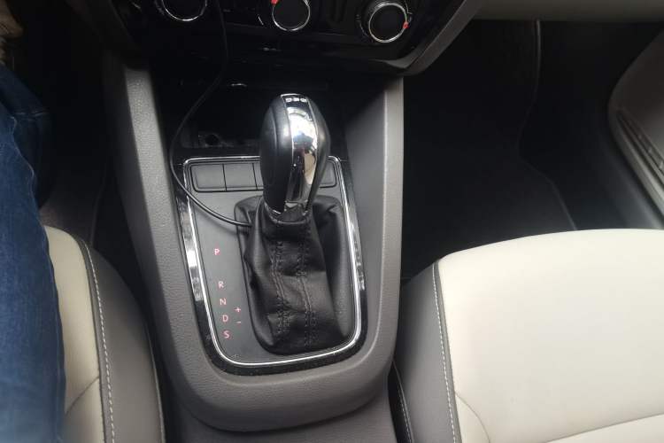 Used Volkswagen Sagitar 2015 230TSI Automatic Luxury Model Gear Lever