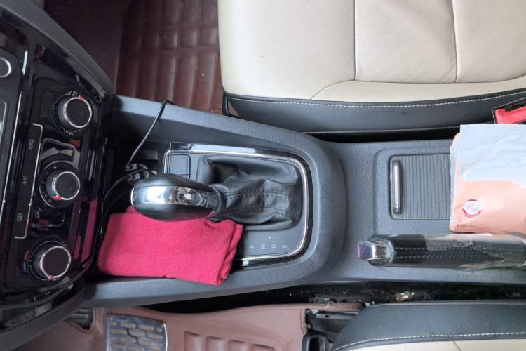 Used Volkswagen Sagitar 2015 1.6L Automatic Comfort Model Gear Lever