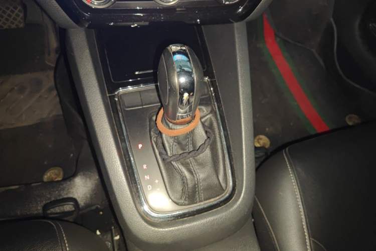 Used Volkswagen Sagitar 2015 230TSI Automatic Comfort Version Gear Lever