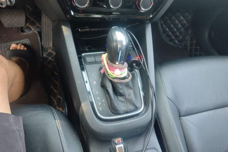Used Volkswagen Sagitar 2015 1.6L Automatic Comfort Model Gear Lever