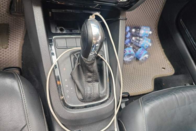 Used Volkswagen Sagitar 2015 1.6L Automatic Comfort Model Gear Lever