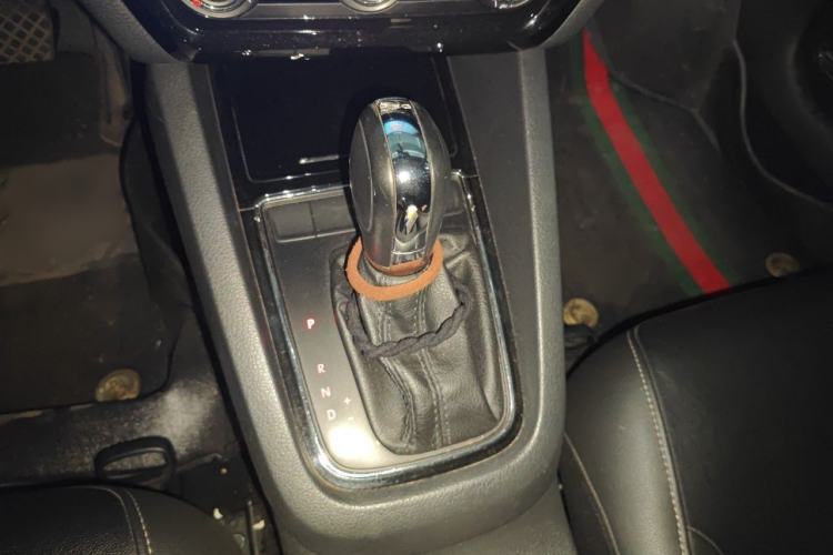 Used Volkswagen Sagitar 2015 230TSI Automatic Comfort Version Gear Lever