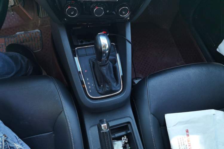 Used Volkswagen Sagitar 2015 1.6L Automatic Comfort Model Gear Lever