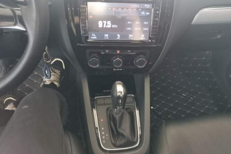 Used Volkswagen Sagitar 2015 230TSI Automatic Comfort Version Gear Lever