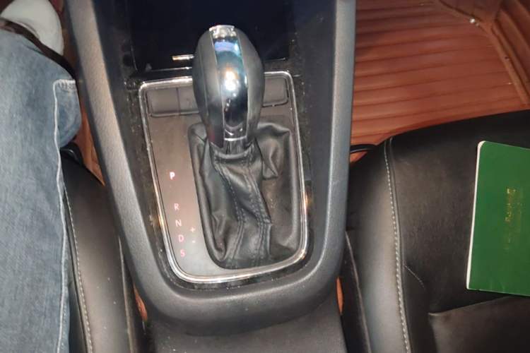 Used Volkswagen Sagitar 2015 230TSI Automatic Comfort Version Gear Lever
