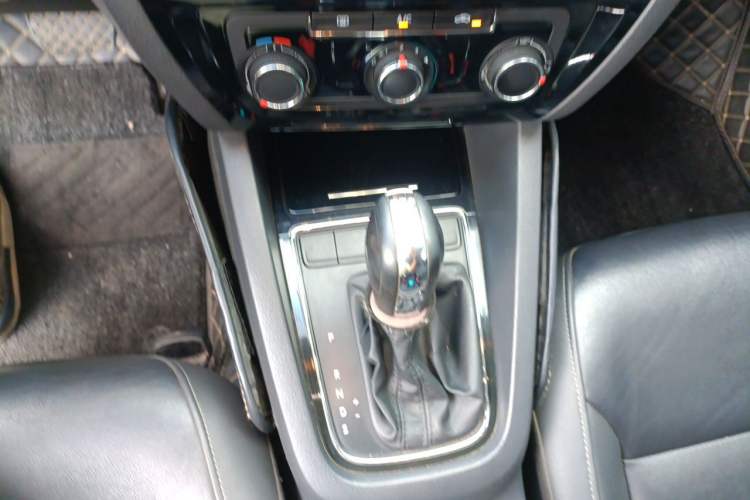 Used Volkswagen Sagitar 2015 230TSI Automatic Comfort Version Gear Lever