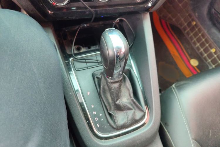 Used Volkswagen Sagitar 2015 1.6L Automatic Comfort Model Gear Lever