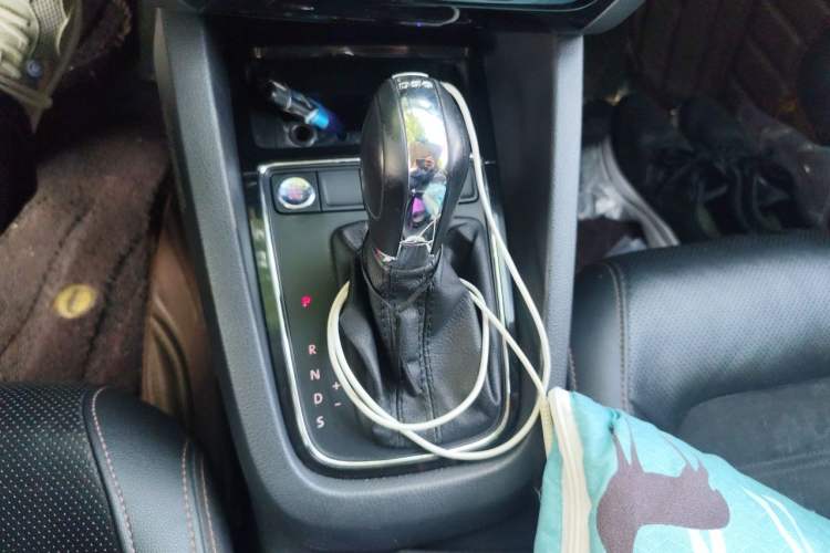 Used Volkswagen Sagitar 2015 230TSI Automatic Luxury Model Gear Lever