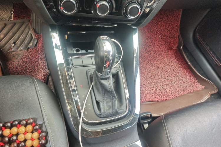 Used Volkswagen Sagitar 2015 230TSI Automatic Comfort Version Gear Lever