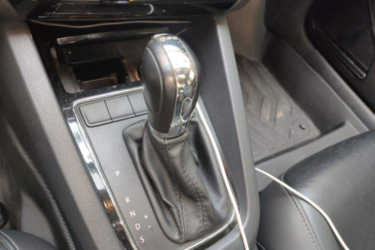 Used Volkswagen Sagitar 2015 230TSI Automatic Comfort Version Gear Lever